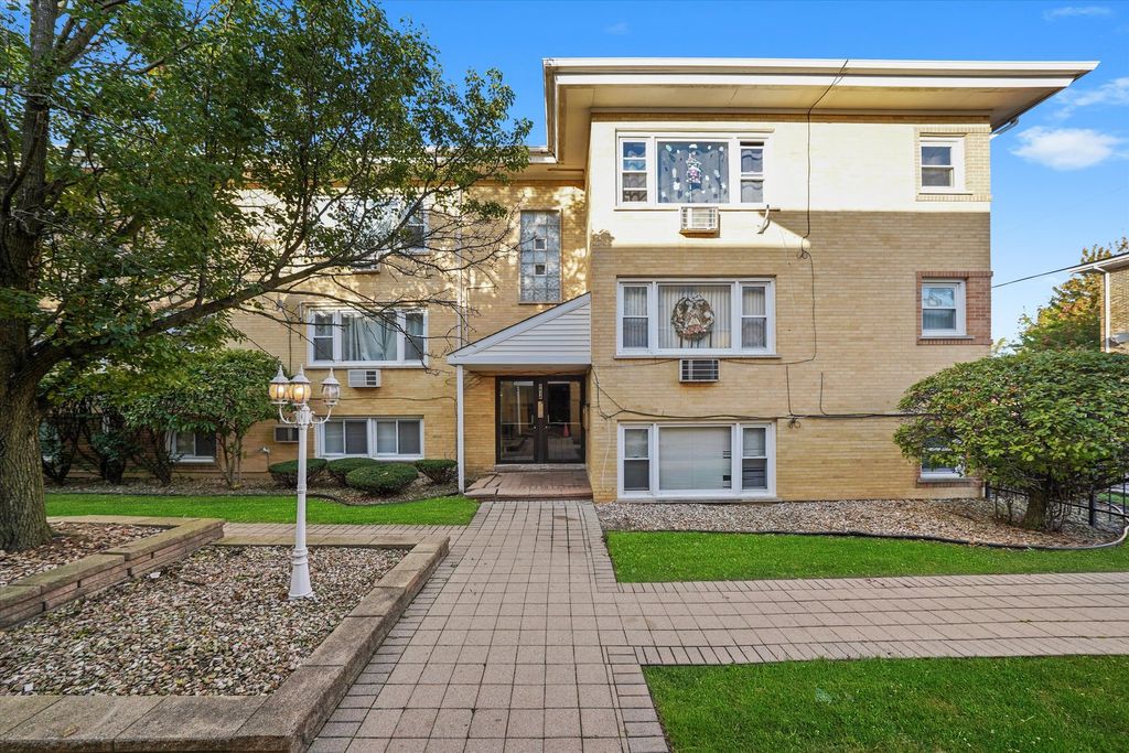 Photo for 6634 W 95th Street #1D, Oak Lawn, IL 60453 (MLS # 12500531)