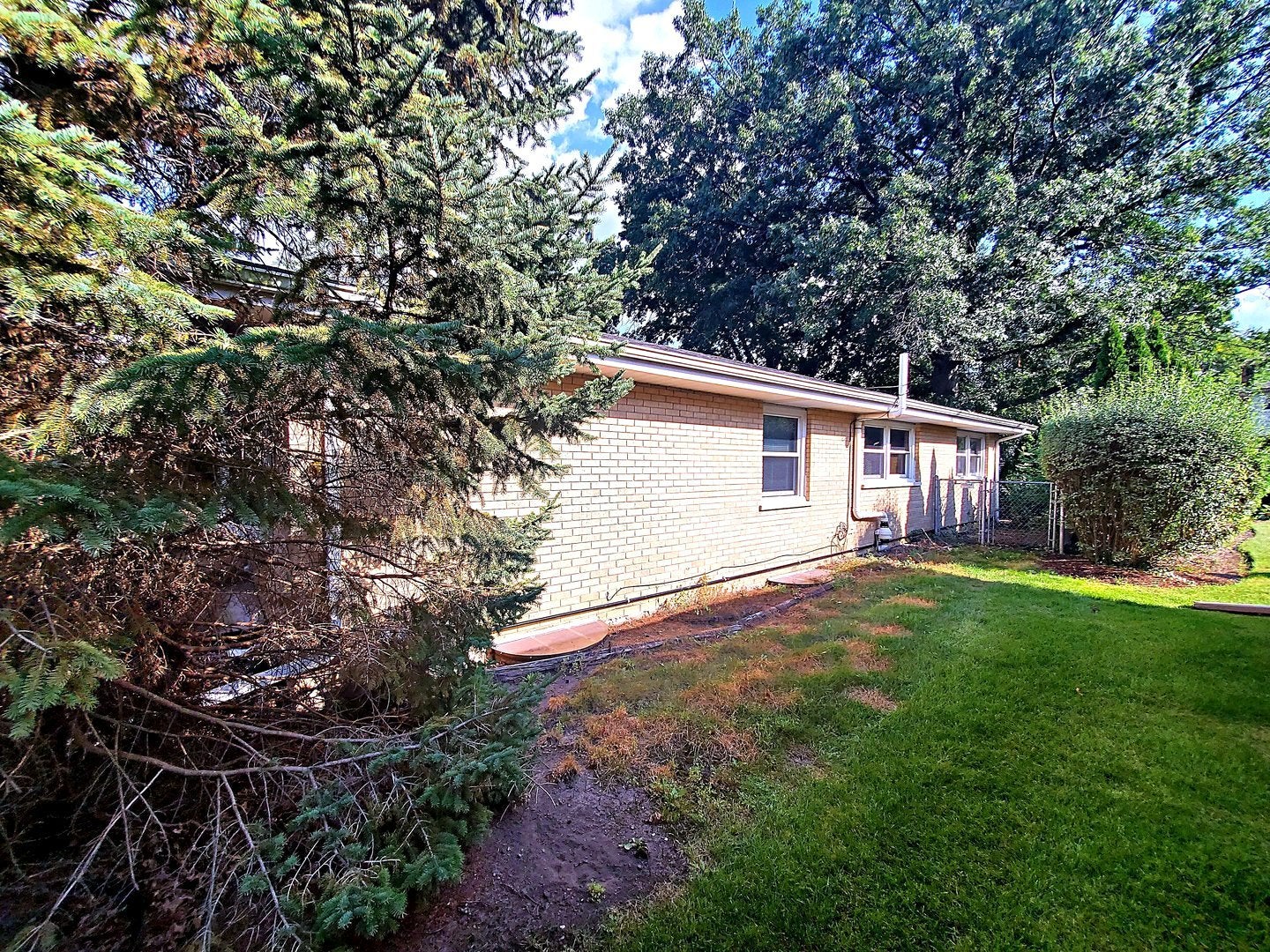 1221 W Lonnquist Boulevard