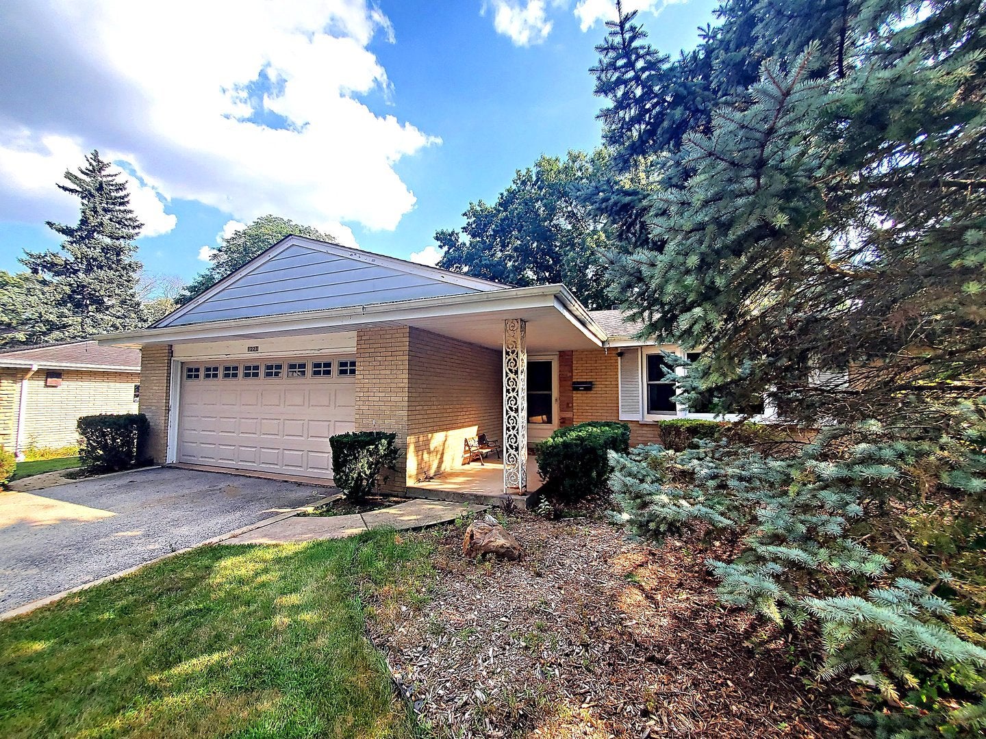 1221 W Lonnquist Boulevard