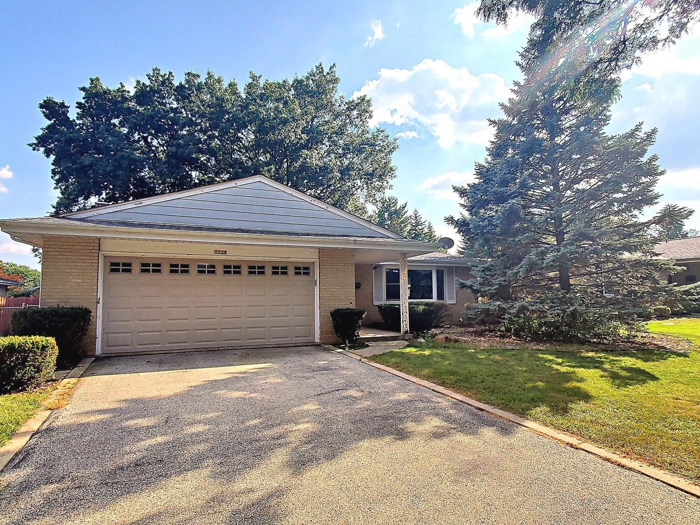 1221 W Lonnquist Boulevard