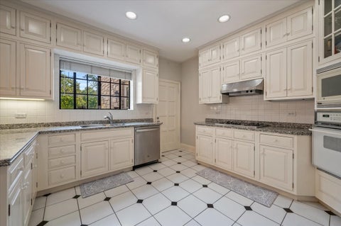 Tiny photo for 54 Kenilworth Avenue, Kenilworth, IL 60043 (MLS # 12682934)
