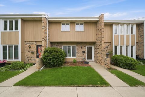 Photo of 20 Ottawa Court, Justice, IL 60458 (MLS # 12641912)