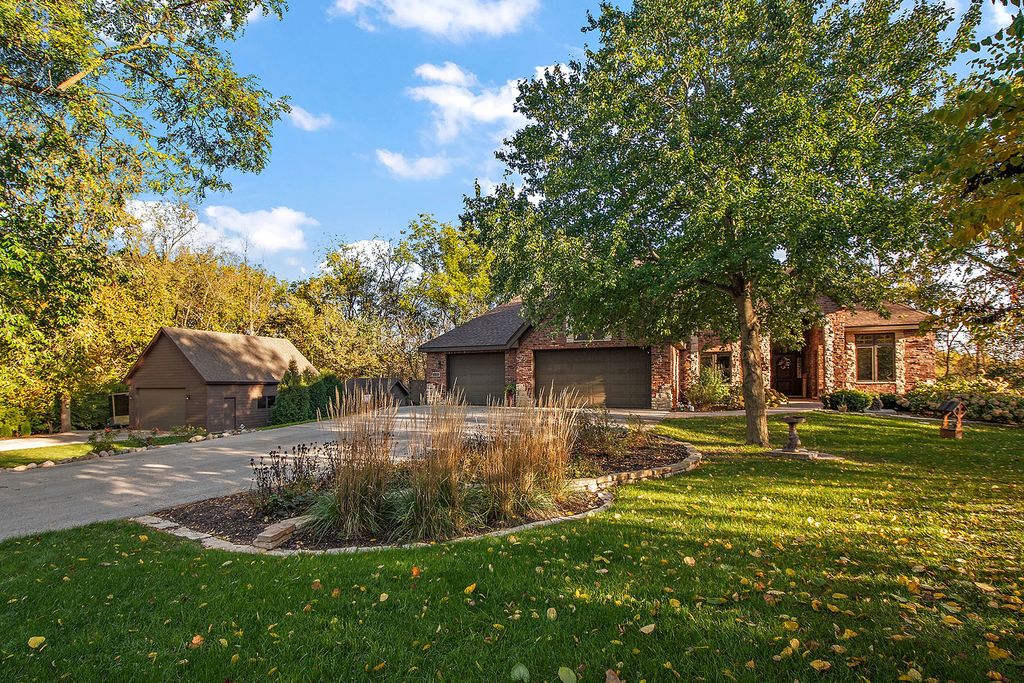 Photo for 1110 Lakeside Drive, New Lenox, IL 60451 (MLS # 12499728)