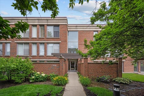 Photo of 391 Kelburn Road #114, Deerfield, IL 60015 (MLS # 12711109)
