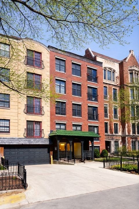 512 W Barry Avenue 205 Chicago IL 60657