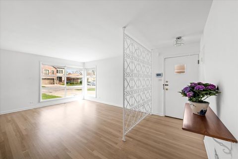 Tiny photo for 7012 N Kenton Avenue, Lincolnwood, IL 60712 (MLS # 12612367)