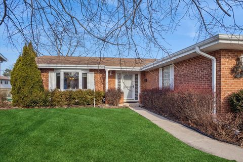Tiny photo for 1820 W Thornwood Lane, Mount Prospect, IL 60056 (MLS # 12547257)