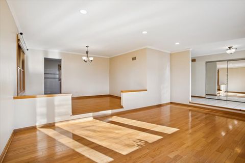 Tiny photo for 1820 W Thornwood Lane, Mount Prospect, IL 60056 (MLS # 12547257)