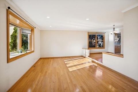 Tiny photo for 1820 W Thornwood Lane, Mount Prospect, IL 60056 (MLS # 12547257)