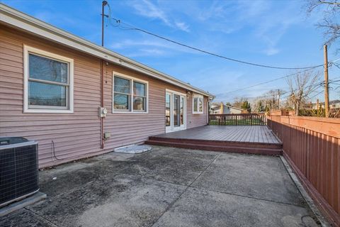 Tiny photo for 1820 W Thornwood Lane, Mount Prospect, IL 60056 (MLS # 12547257)