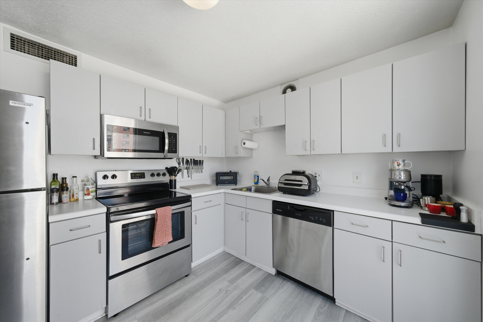 1212 N Lasalle Drive 701
