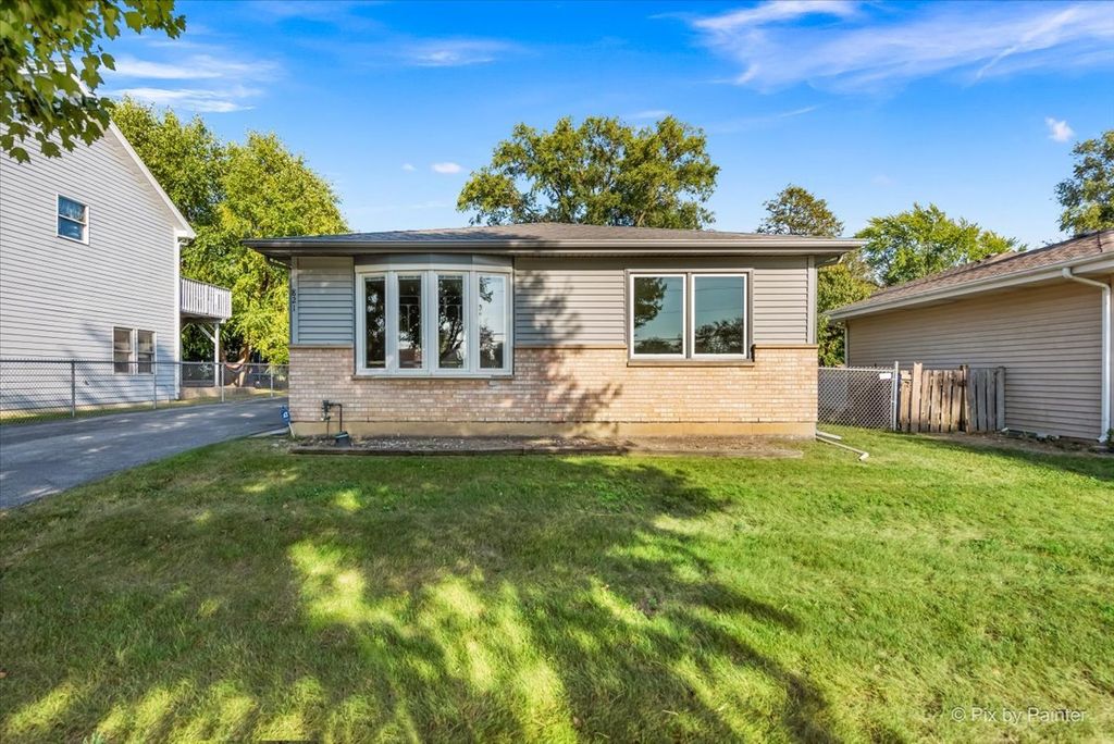 Photo for 821 Bishop Street, West Chicago, IL 60185 (MLS # 12471798)