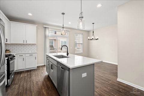 Tiny photo for 811 Lee Street, Des Plaines, IL 60016 (MLS # 12701105)
