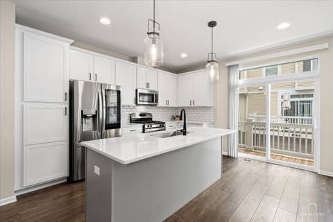 Tiny photo for 811 Lee Street, Des Plaines, IL 60016 (MLS # 12701105)