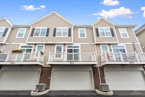 Tiny photo for 811 Lee Street, Des Plaines, IL 60016 (MLS # 12701105)