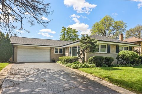Photo of 807 E Golfview Drive, Mount Prospect, IL 60056 (MLS # 12634807)