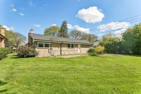 Tiny photo for 807 E Golfview Drive, Mount Prospect, IL 60056 (MLS # 12634807)