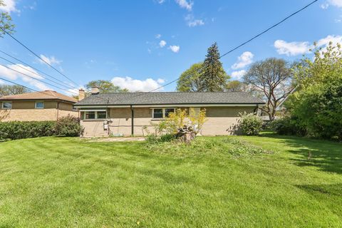 Tiny photo for 807 E Golfview Drive, Mount Prospect, IL 60056 (MLS # 12634807)