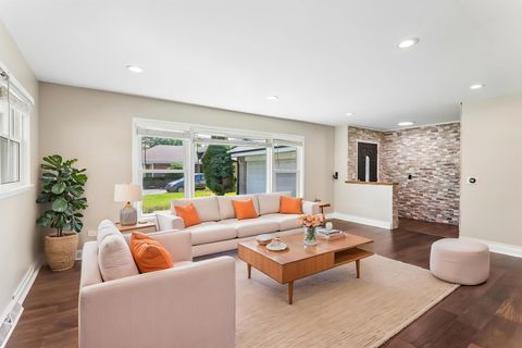 Tiny photo for 807 E Golfview Drive, Mount Prospect, IL 60056 (MLS # 12634807)