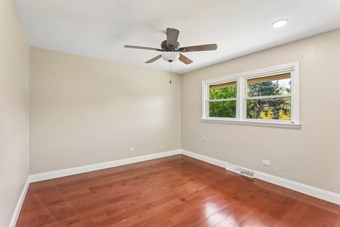 Tiny photo for 807 E Golfview Drive, Mount Prospect, IL 60056 (MLS # 12634807)