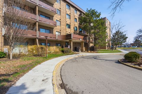Tiny photo for 720 Wellington Avenue #405, Elk Grove Village, IL 60007 (MLS # 12589035)