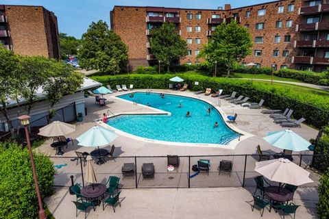 Tiny photo for 720 Wellington Avenue #405, Elk Grove Village, IL 60007 (MLS # 12589035)