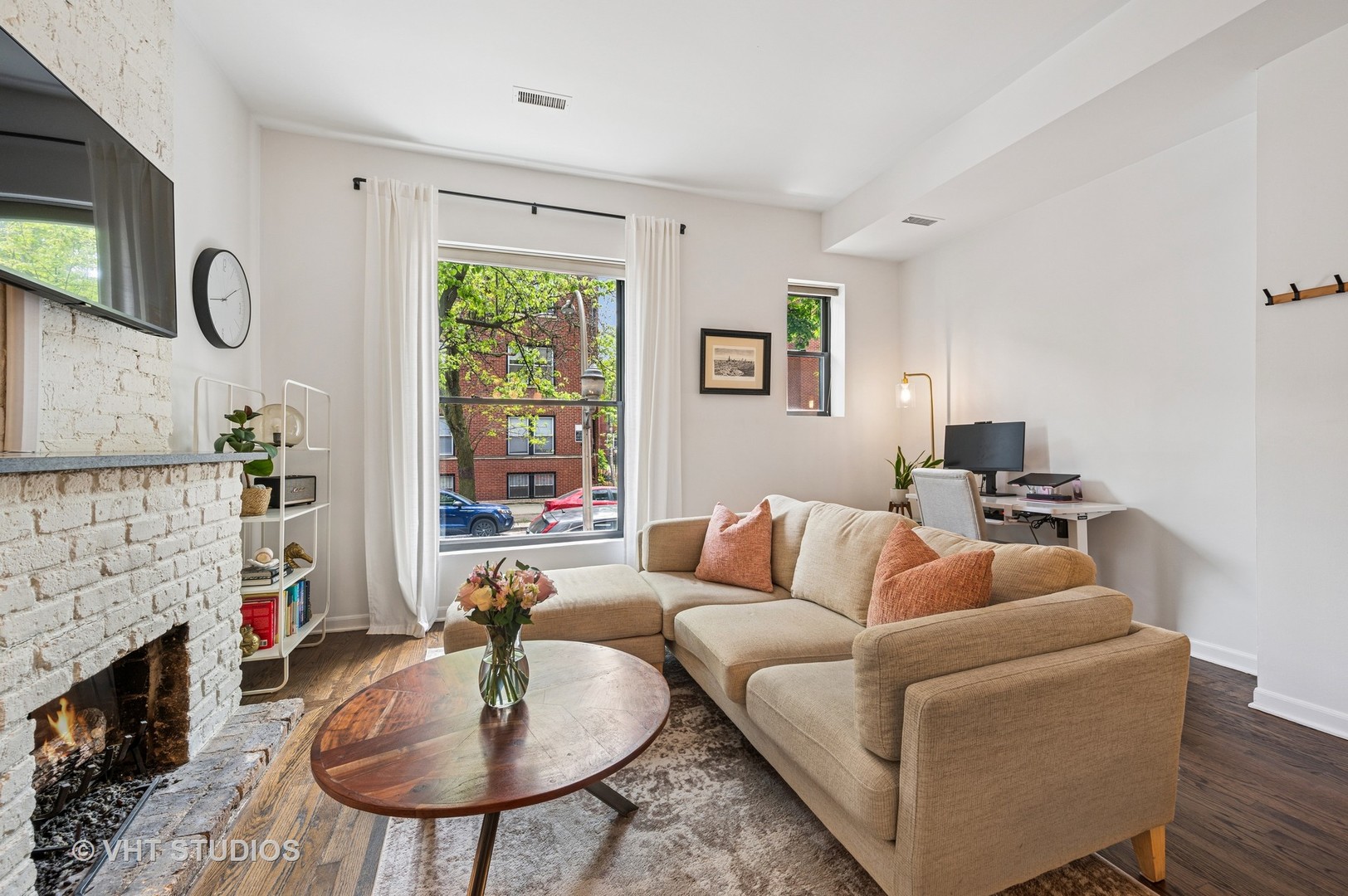 850 W Cornelia Avenue 102