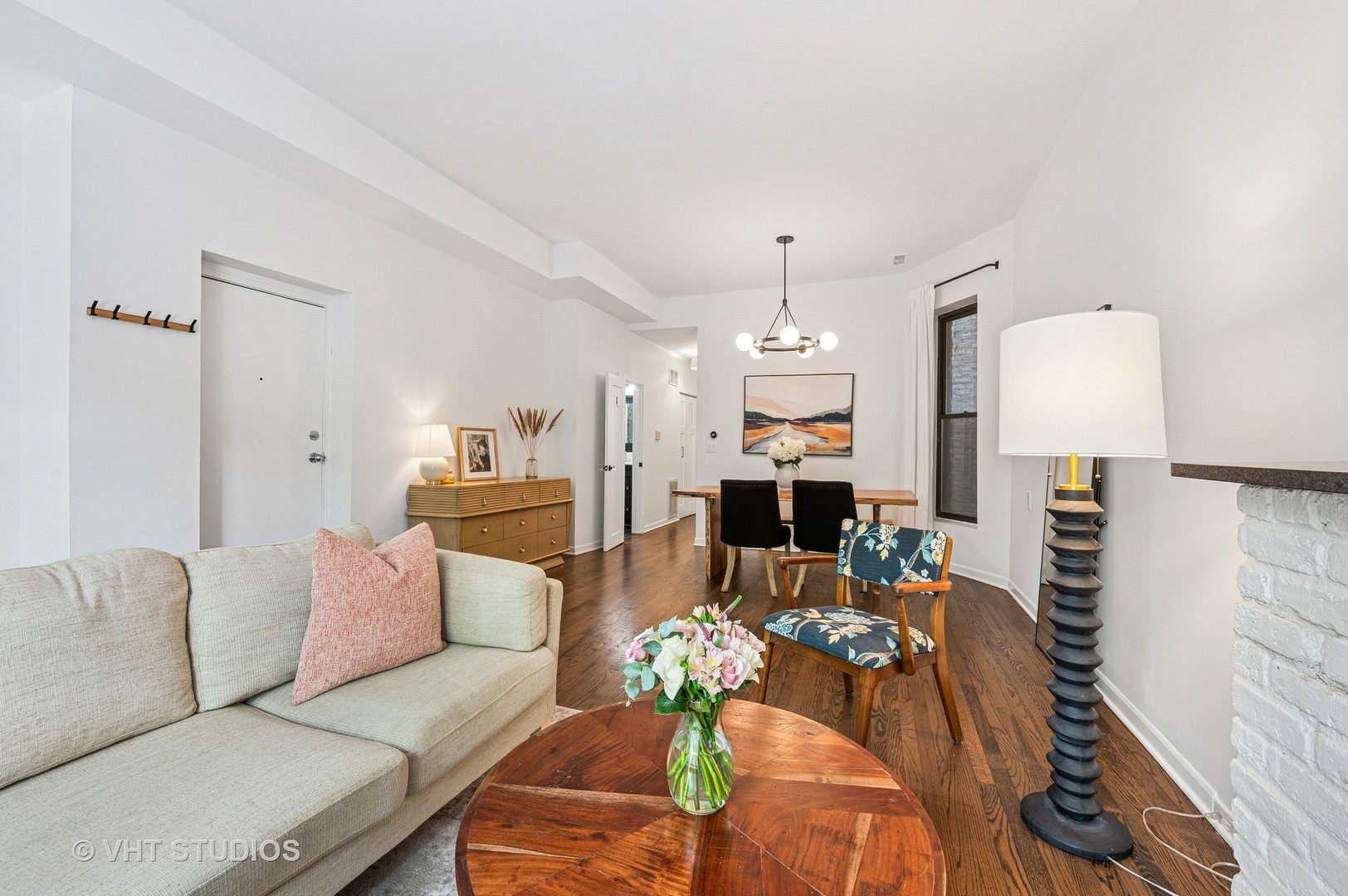 850 W Cornelia Avenue 102