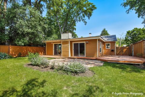 Tiny photo for 451 S Lakeshore Drive, Mundelein, IL 60060 (MLS # 12676354)