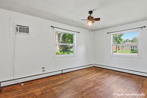 Tiny photo for 451 S Lakeshore Drive, Mundelein, IL 60060 (MLS # 12676354)