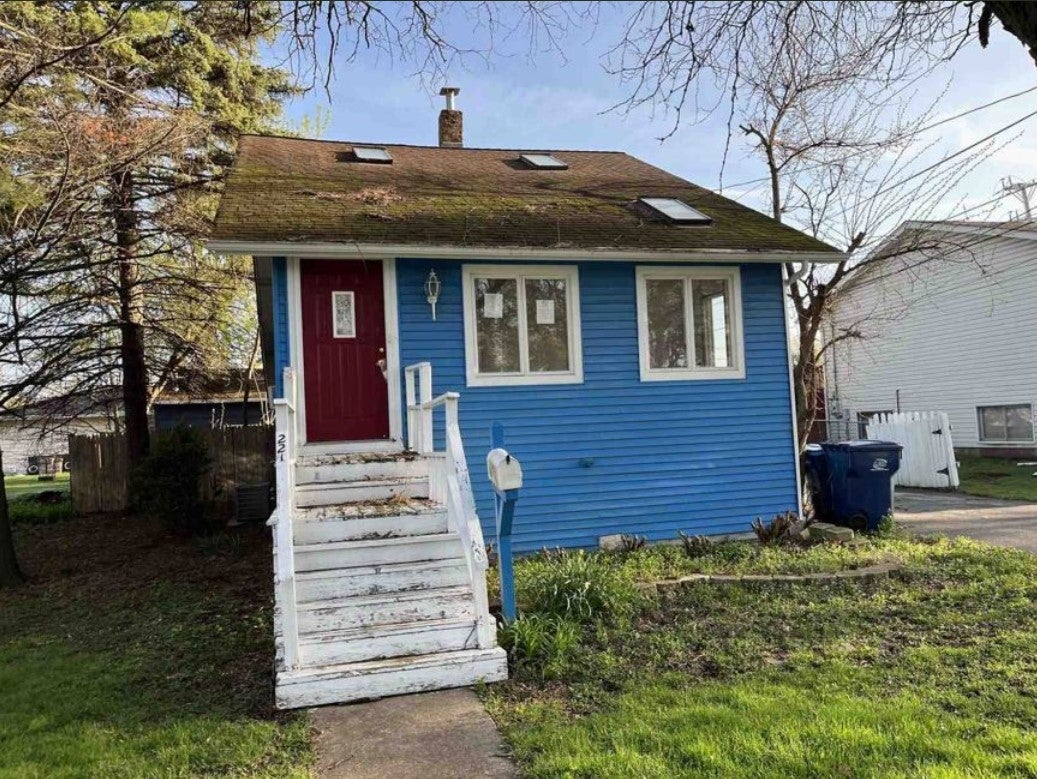 221 Riverside Court