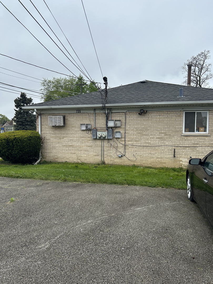 735 May Street