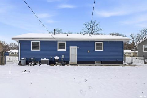 Tiny photo for 8114 9TH Street W, Rock Island, IL 61201 (MLS # QC4269670)