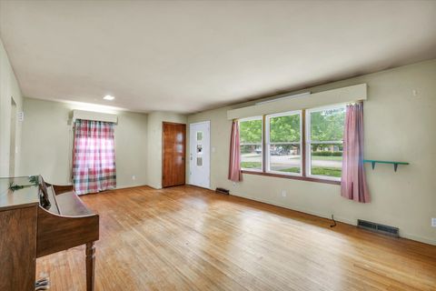 Tiny photo for 10 Park Lawn Street, Paxton, IL 60957 (MLS # 12398250)