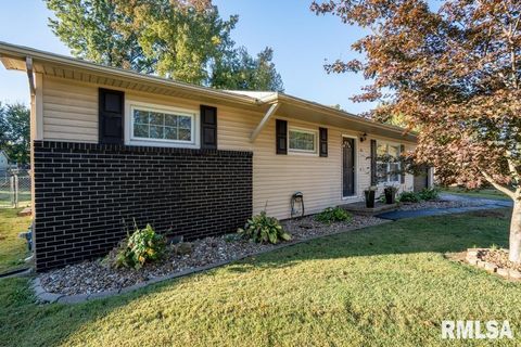 Photo of 1104 E POPLAR Street, Herrin, IL 62948 (MLS # QC4268973)