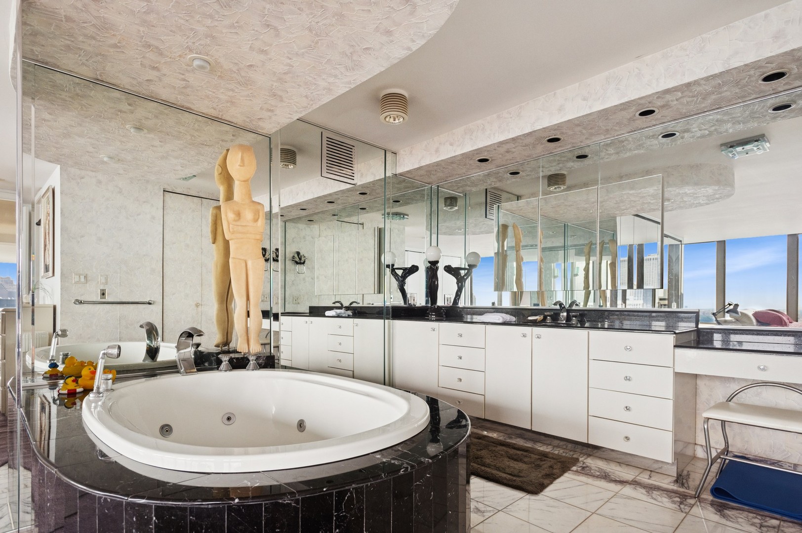 Chicago, Illinois 60611, United States, 4 Bedrooms Bedrooms, ,4 BathroomsBathrooms,Residential,Active,166044