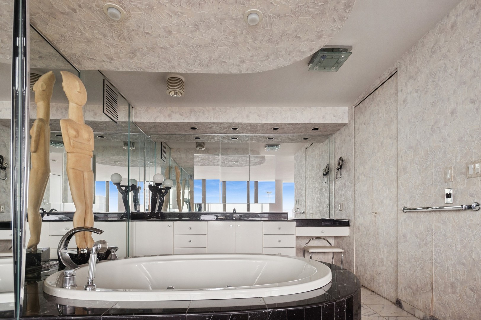 Chicago, Illinois 60611, United States, 4 Bedrooms Bedrooms, ,4 BathroomsBathrooms,Residential,Active,166044