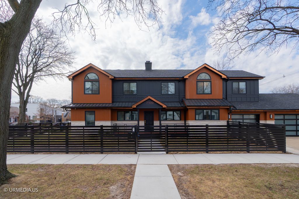 Photo for 7100 N SIOUX Avenue, Chicago, IL 60646 (MLS # 12470314)