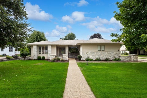 Photo of 5349 Griffin Lane, Bettendorf, IA 52722 (MLS # 12760193)