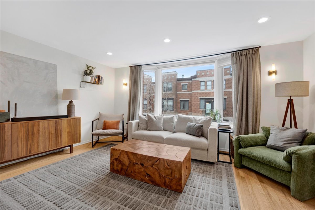 2720 N Greenview Avenue E