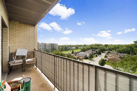 Tiny photo for 4601 W Touhy Avenue #714, Lincolnwood, IL 60712 (MLS # 12450119)