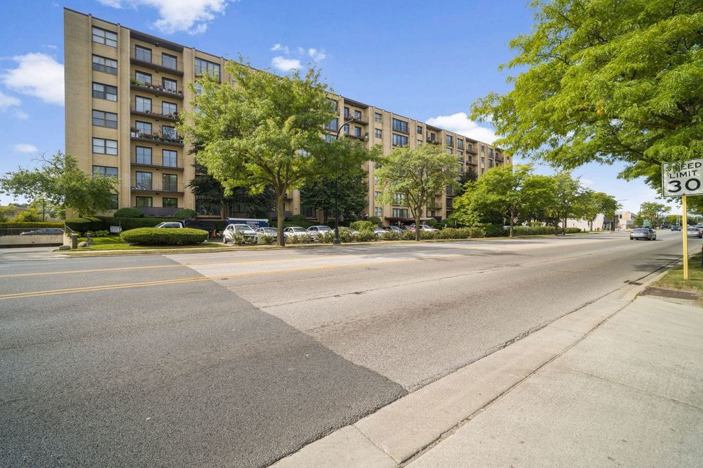 Photo for 4601 W Touhy Avenue #714, Lincolnwood, IL 60712 (MLS # 12450119)