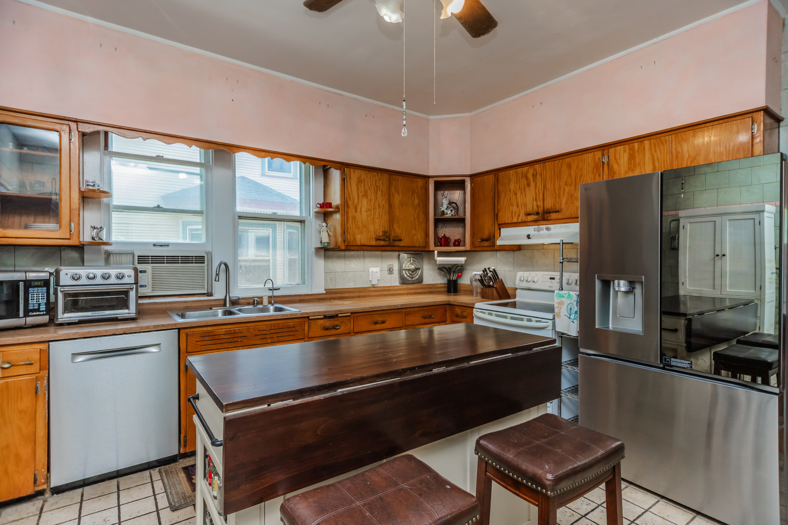 Forest Park, Illinois 60130, United States, 3 Bedrooms Bedrooms, ,3 BathroomsBathrooms,Residential,Contingent,187158