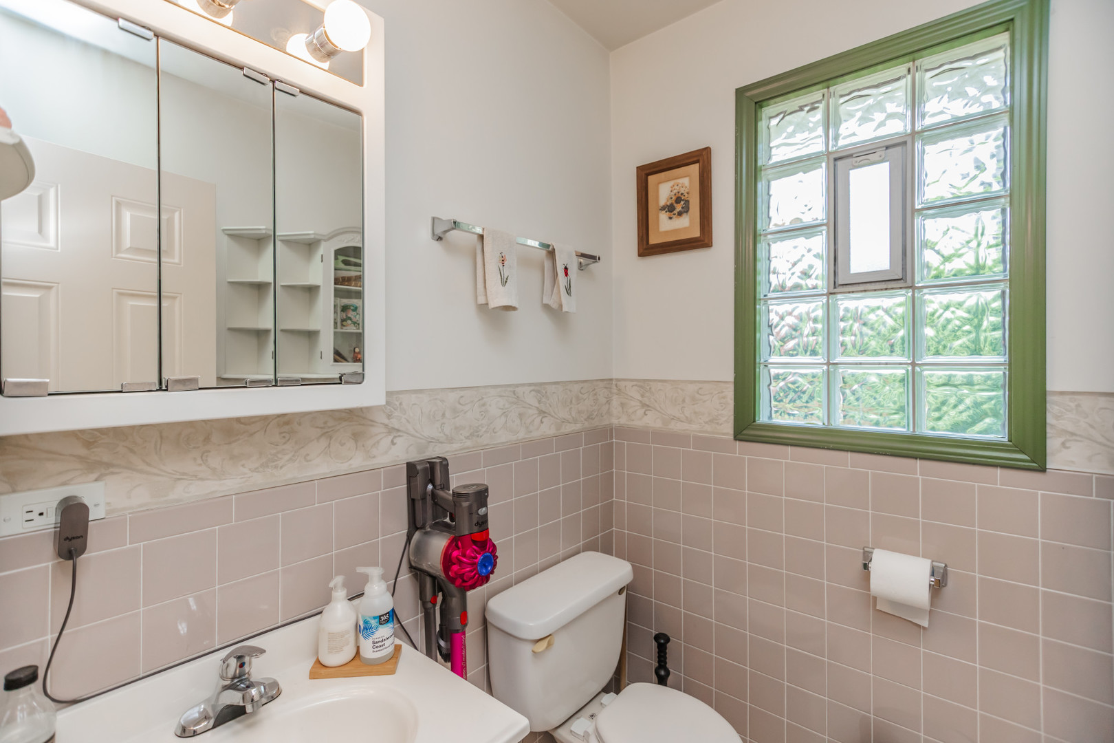 Forest Park, Illinois 60130, United States, 3 Bedrooms Bedrooms, ,3 BathroomsBathrooms,Residential,Contingent,187158