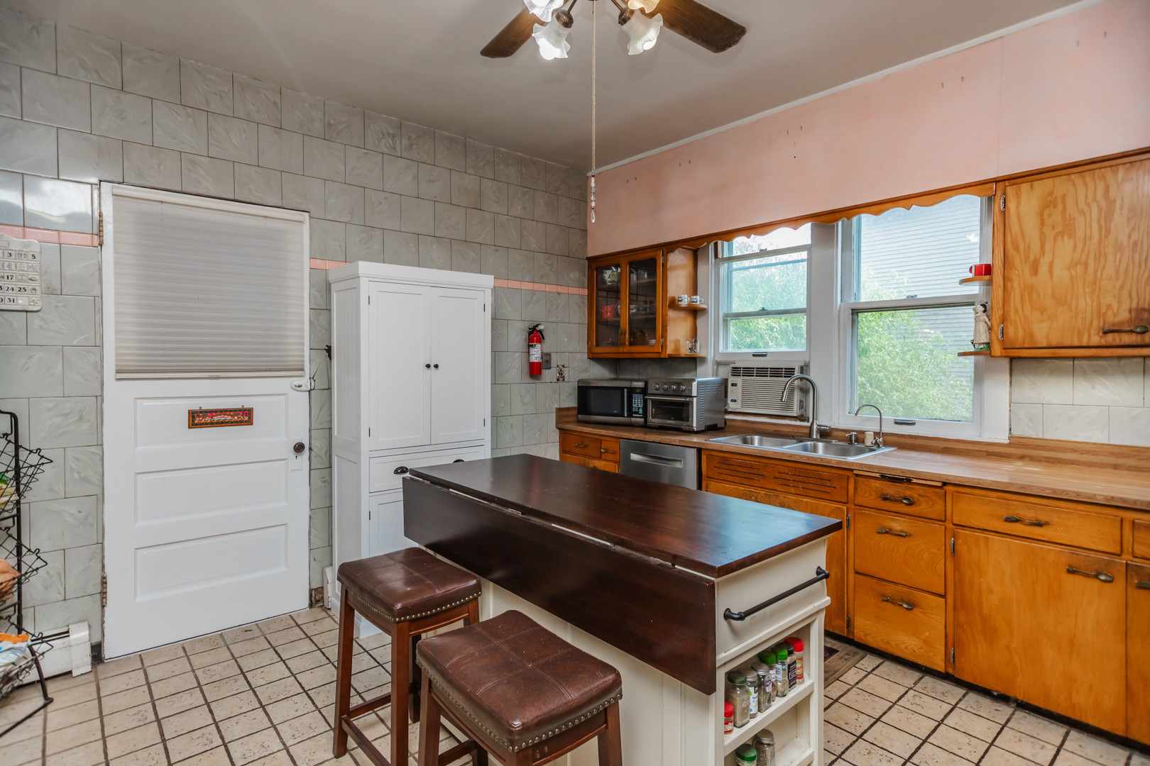 Forest Park, Illinois 60130, United States, 3 Bedrooms Bedrooms, ,3 BathroomsBathrooms,Residential,Contingent,187158