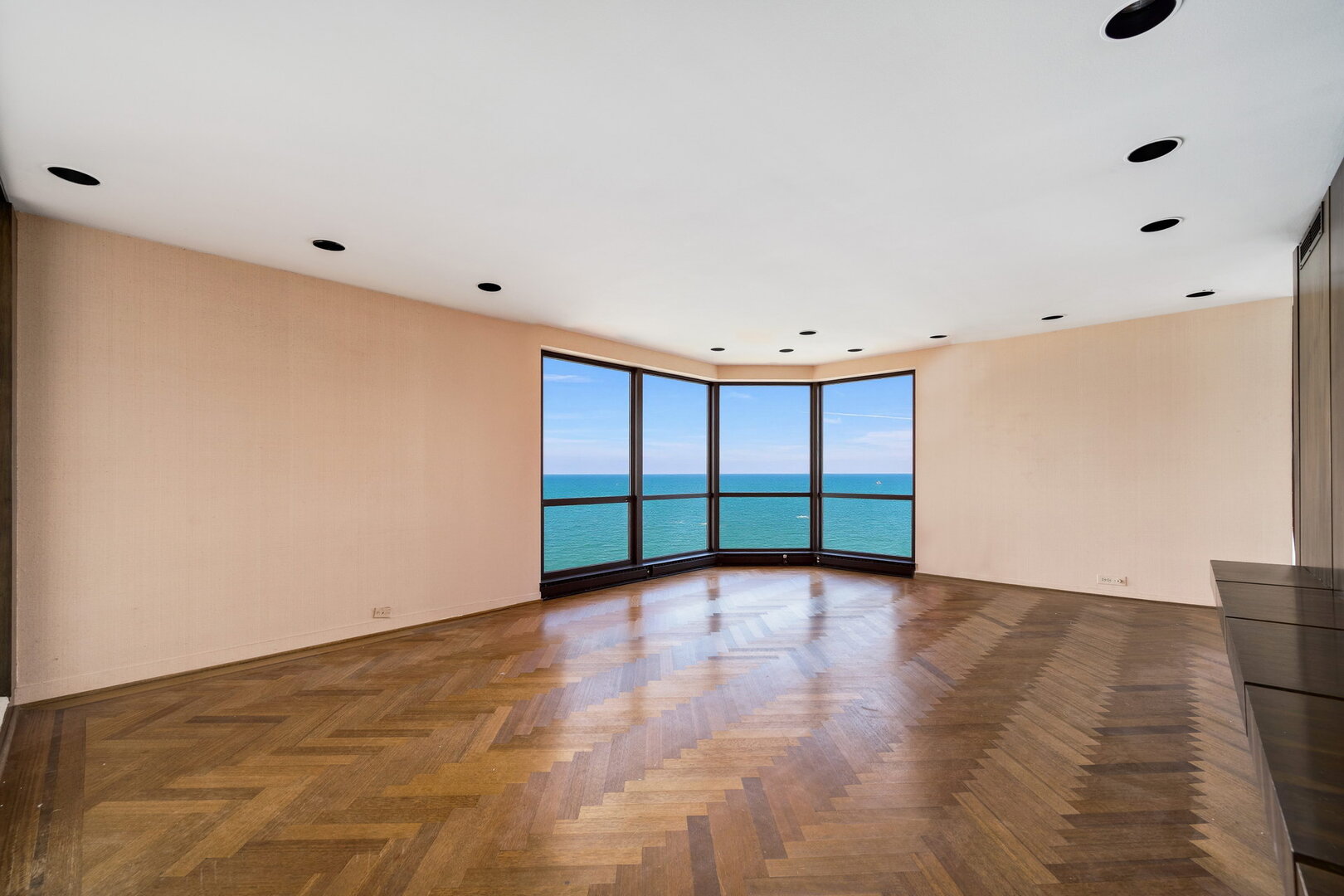 990 N Lake Shore Drive 33E