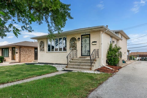 Tiny photo for 11033 Parkside Avenue, Chicago Ridge, IL 60415 (MLS # 12715666)
