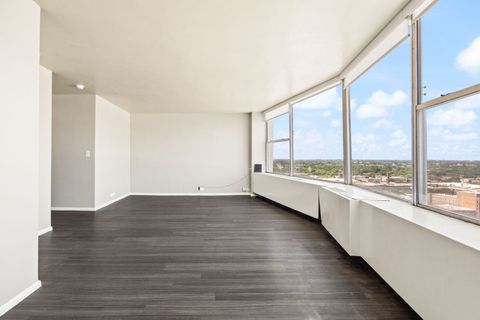 Tiny photo for 5757 N Sheridan Road #20G, Chicago, IL 60660 (MLS # 12633575)