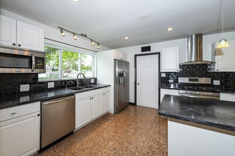 Tiny photo for 2307 N Arlington Heights Road, Arlington Heights, IL 60004 (MLS # 12637395)