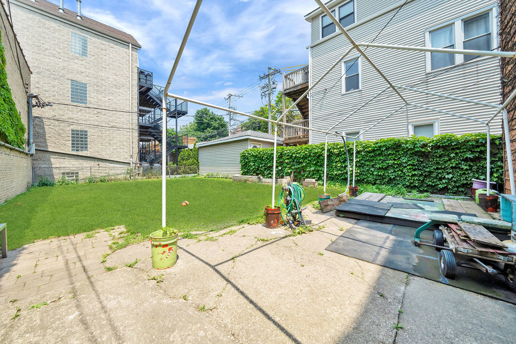1150 W Belmont Avenue